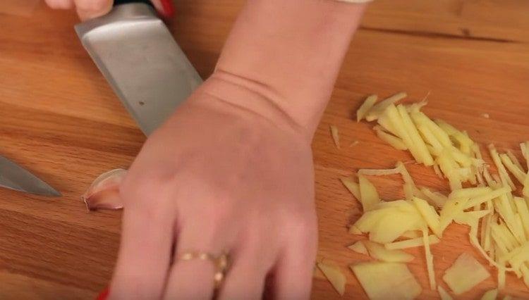Sbucciate l'aglio e schiacciatelo.