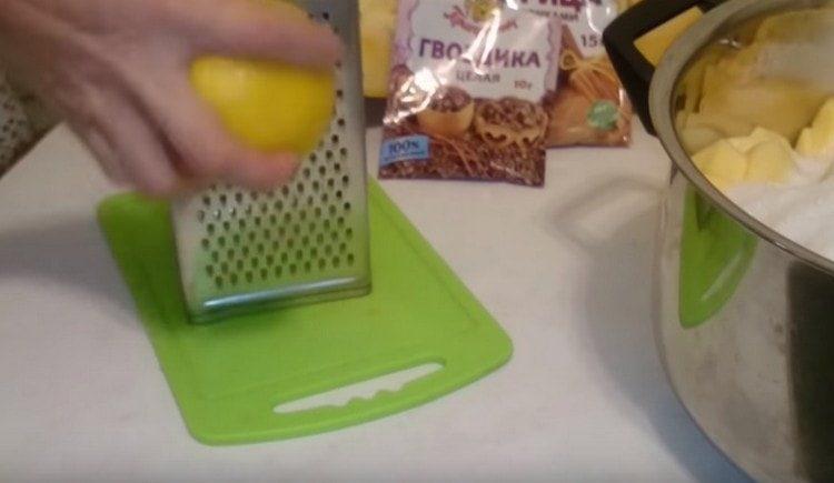 Auf einer feinen Reibe die Zitronenschale reiben.