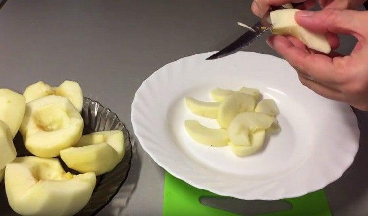 Обелете и нарежете ябълките на тънки филийки.