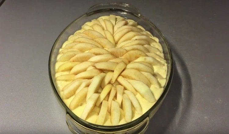 Красиво разпределете ябълките отгоре на тестото.