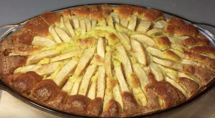 Připraven luxusní Cornish jablečný koláč.