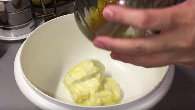 Vložte měkké máslo do mísy