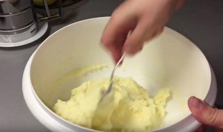 mischen Sie Butter mit Zucker mit einem Löffel