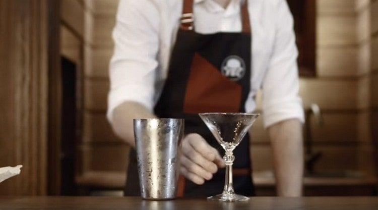 Rimuovere il ghiaccio dal bicchiere per servire la bevanda.