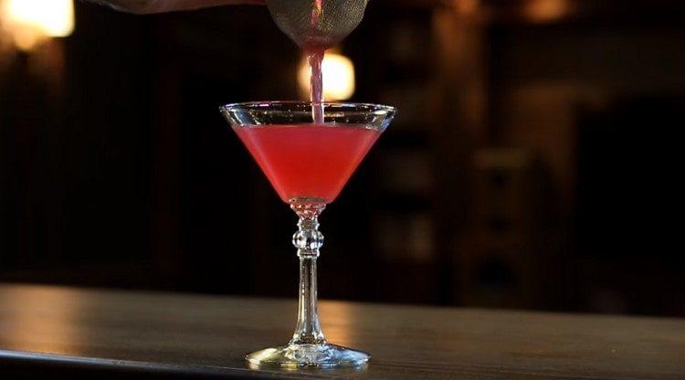 Dopo un filtro, versare il cocktail in un bicchiere.