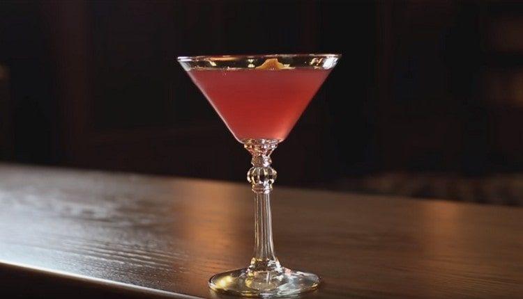 metti la scorza in un bicchiere e servi il nostro cocktail cosmopolita.