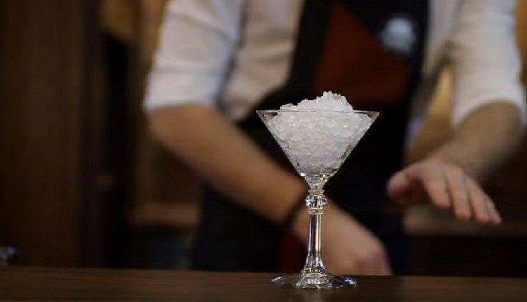 Wir füllen das Glas zum Servieren des Cocktails mit Eis.