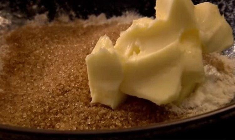 Taikinan valmistamiseksi otamme jauhot, sokeri, kaneli ja voi.