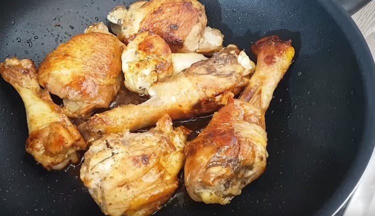 Запържете пилешките филийки в растително масло до златисто кафяво.