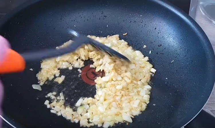 Do cibule přidejte nasekaný česnek a smažte je do zlaté.