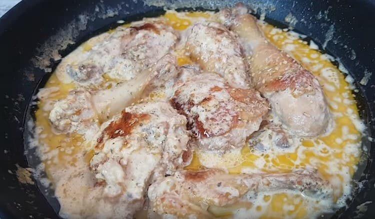 Разстелете пилешките парчета, задушеното и ароматното пиле в кремообразен сос е готово.