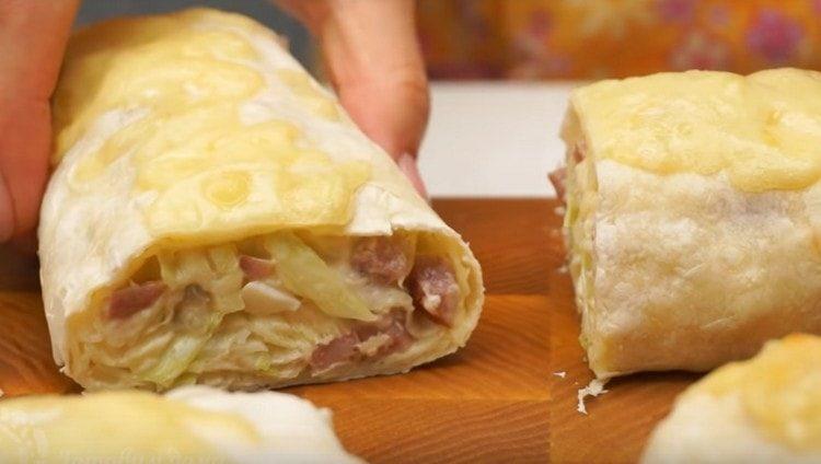 Pita chléb posypte sýrem a pečte v troubě a poté nakrájejte na porce.