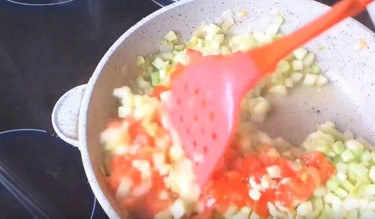 Добавете доматите и чесъна към зеленчуците, разбъркайте.