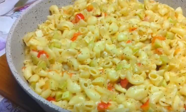 Geriebene Käseteigwaren mit Zucchini bestreuen, und das Gericht kann serviert werden.