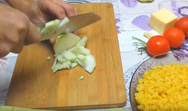 يقطع البصل.