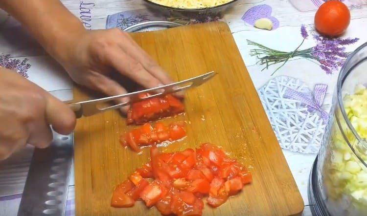 tagliare a dadini il pomodoro.