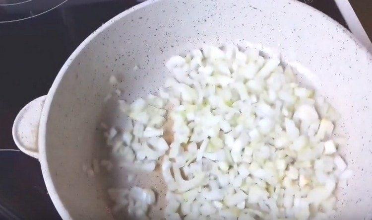 In olio vegetale, friggi le cipolle.