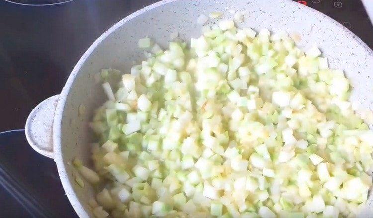 Aggiungi le zucchine nella padella.