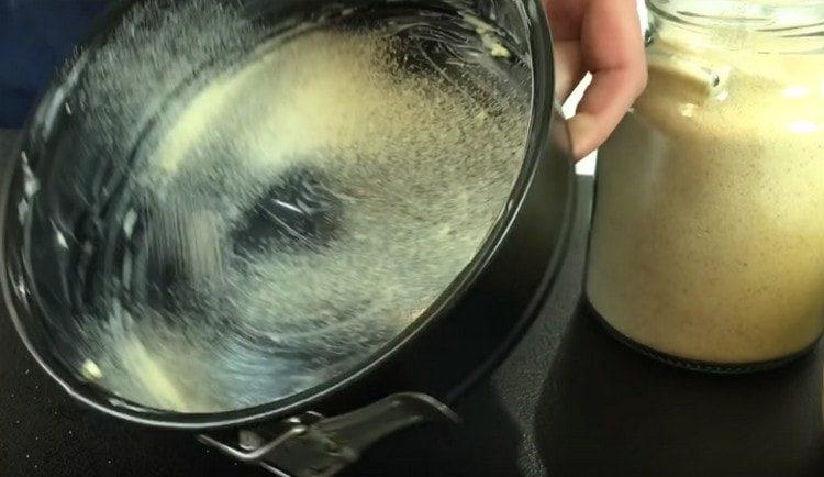 Mannica-leivontaastia rasvataan öljyllä ja ripotellaan mannassa.