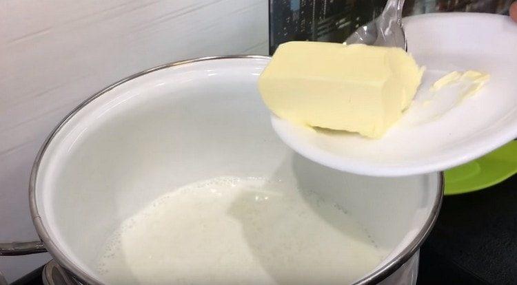 Разтопете маслото в горещо мляко.