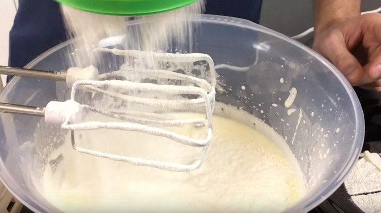 Пресейте брашно с бакпулвер в тестото.