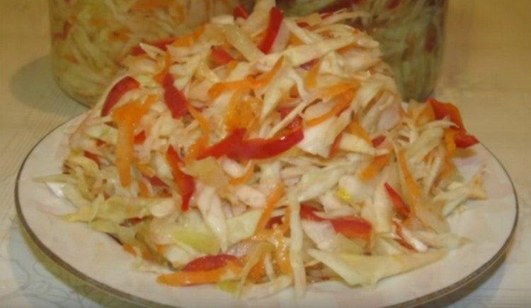 Ang ganitong isang marinade para sa repolyo ay gagawa ng isang mahusay na salad.