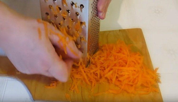 grattugiare le carote.