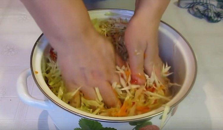 Ανακατέψτε το λάχανο με λαχανικά, αλάτι και μπαχαρικά.