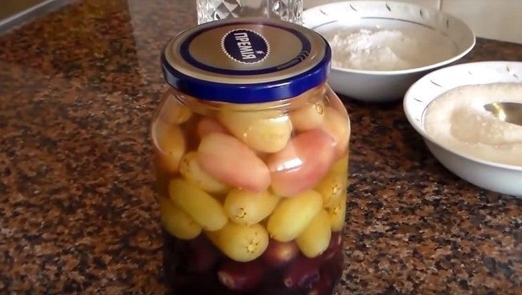 Questa ricetta ti aiuterà a preparare deliziose uve in salamoia.