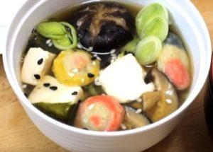 Cuciniamo la zuppa di miso a casa secondo una ricetta passo-passo con una foto.