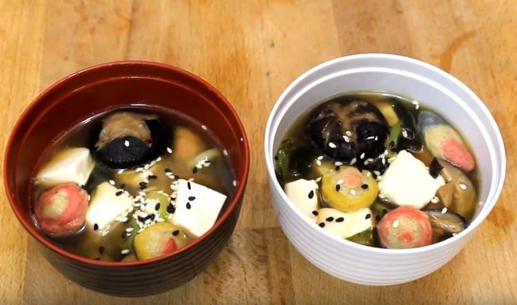 Wenn Sie Miso servieren, können Sie die Suppe mit Sesam bestreuen.