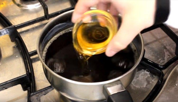 Добавете сусамовото масло, соя и стриди сос към кипящия гъбен бульон.