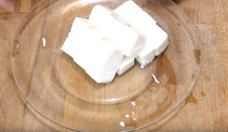 Kostky sýra tofu.