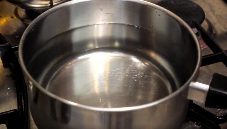 Vaříme vodu na polévku.