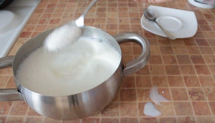 Lisää sokeri ja suola maitoon vedellä.