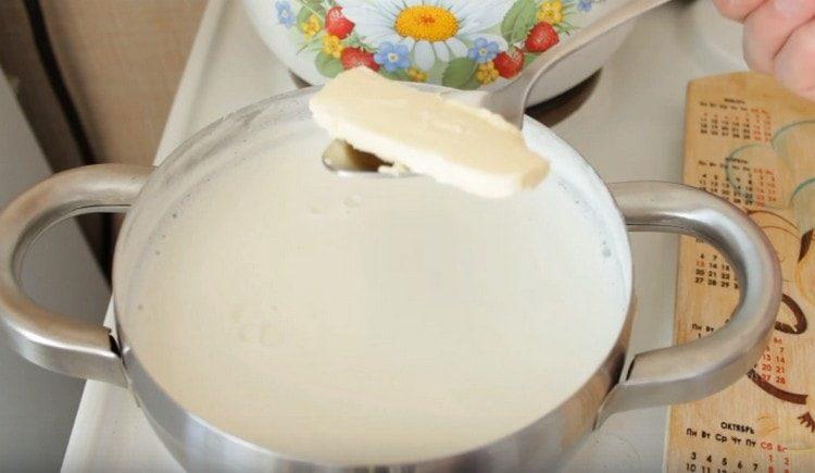 في حساء جاهز عمليا ، أضف قطعة من الزبدة.