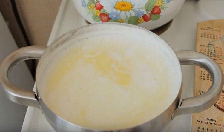 حساء الحليب مع الشعيرية جاهز.