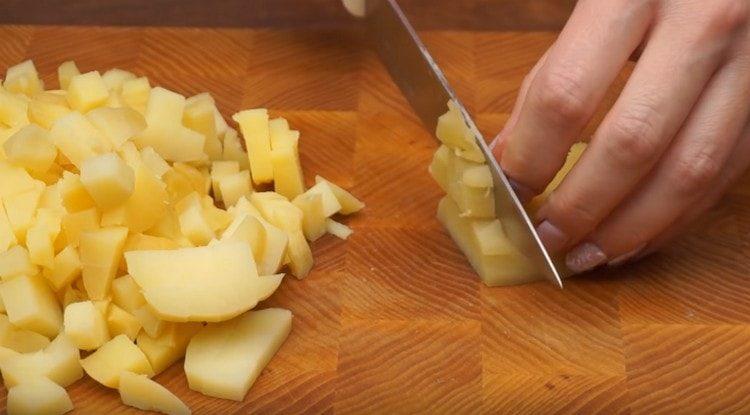 Vařené brambory nakrájejte na kostky.