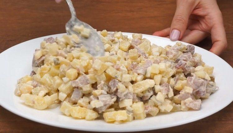 livellare l'insalata mettendola su un piatto.