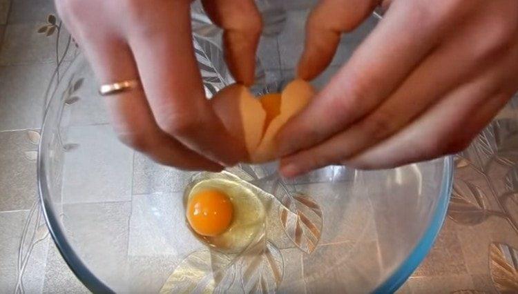 ضرب بيضتين في وعاء.