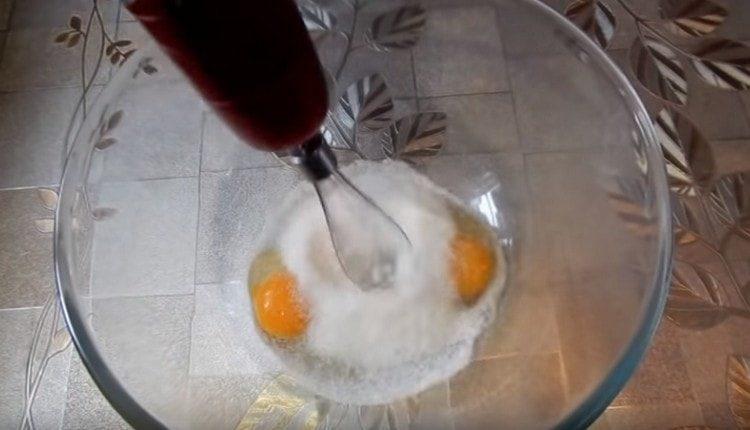 Eier mit Zucker schlagen.