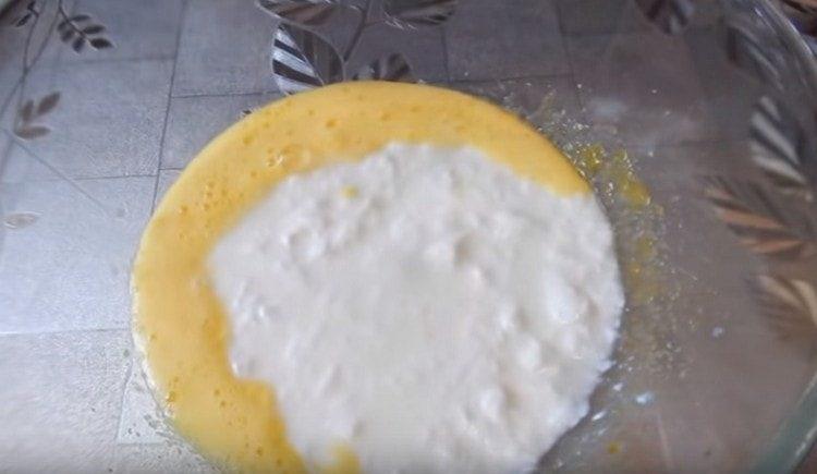 Προσθέστε αλάτι και ξινόγαλα στη μάζα των αυγών.