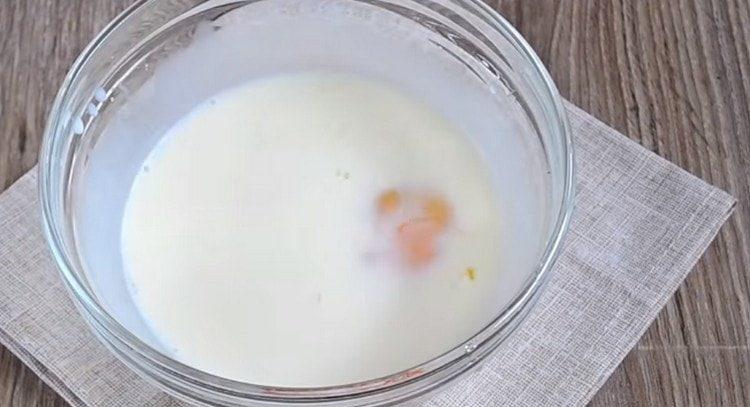 изсипете мляко в купа, добавете яйцето.