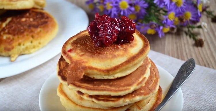 Ang mga pancake na may gatas ay maaaring ihain sa honey o jam.