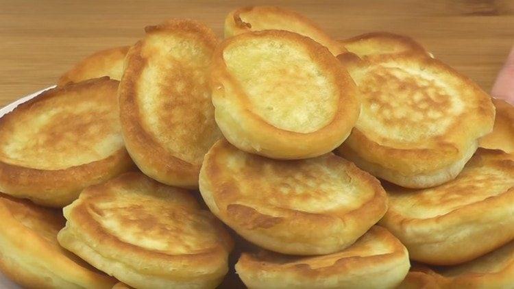 Narito ang aming mga kahanga-hangang pancake sa kulay-gatas.