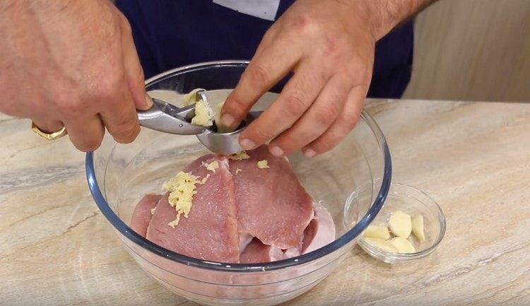 vytlačte česnek do masa.