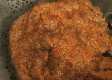Χοιρινό μπριζόλα  σε μια κατσαρόλα με ένα πλάι πιάτο