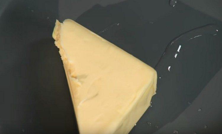 Butter in einer Pfanne schmelzen.