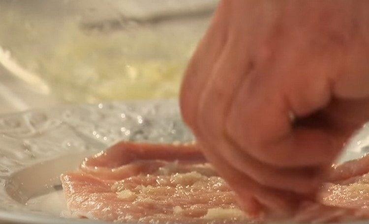 Kousky masa namažte směsí cibule a česneku.
