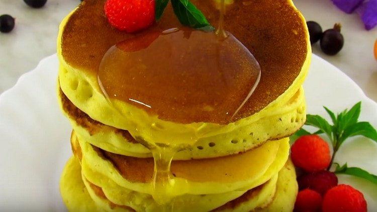 I pancake a base di kefir possono essere serviti con frutti di bosco, miele, salse dolci.